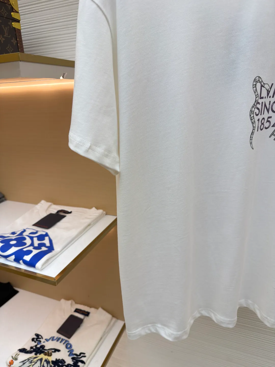 LOUIS VUITTON round neck printed short-sleeved T-shirt ●Original version: Purchased and developed at 7450 ●Item number: 1682214-A10 ●Fabric: cotton fabric ●Technology: Printing ●Color: white ●Version: fitted version ●Weight: about 260 grams ●Size: S-M-L-XL ●Description: This printed short-sleeved T-shirt is made using high-end garment technology. The fabric is made of 230g heavyweight double-strand combed cotton. It is treated with an enzyme washing process to make the cotton soft to the touch and not easy to pill or deform, while retaining the breathability and skin-friendly properties of cotton. The back theme printing uses a composite process of digital direct inkjet printing and screen printing. First, digital direct inkjet printing is used to restore the color gradation and delicate texture of the pattern, and then screen printing is used to outline the outline of the pattern, which increases the color firmness of the printing by 30% and does not fade or crack after repeated washing. The neckline is hemmed with two stitches and is paired with high-elastic rib fabric, which is resistant to pulling and does not deform after long-term wear. The side seams and shoulder seams of the body are sewn with embedded clip technology, and the stitching is fine and smooth. The overall shape is created through three-dimensional tailoring to create a loose shoulder drop effect, taking into account both wearing comfort and stiffness. The overall wiring is straight and delicate, the fabric is comfortable and soft, and the color is consistent without color difference. It can be matched with the same style to create a fashionable look and control various occasions. Customized accessories, complete with three standards, same style for men and women!